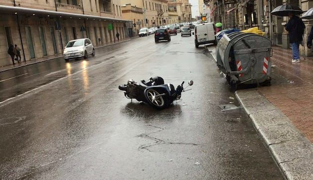Incidente in via Roma: scooter investe pedone