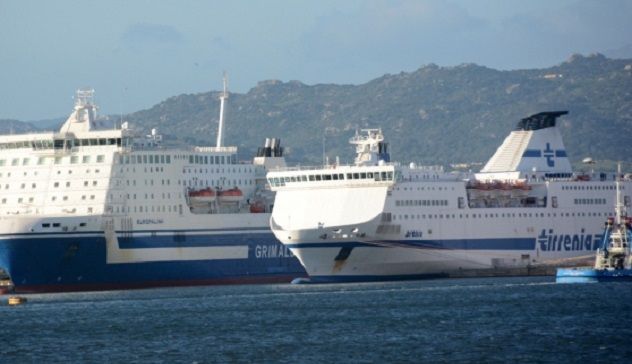 Collisione fra due navi nel porto di Olbia