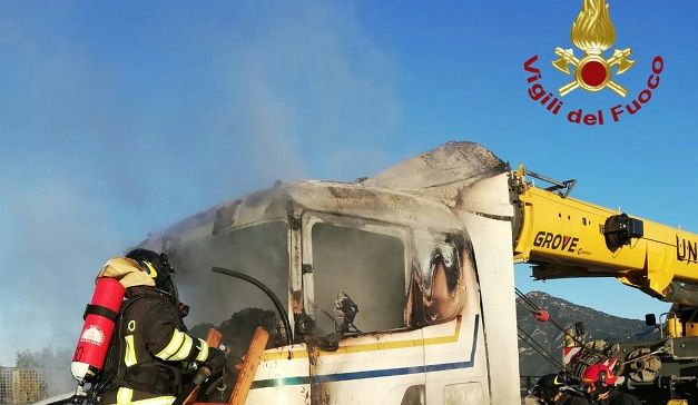 In fiamme la cabina di un camion articolato: intervengono i Vigili del Fuoco
