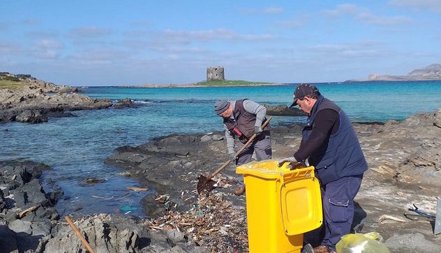 Pelosa: ripuliti dalla plastica gli scogli del litorale