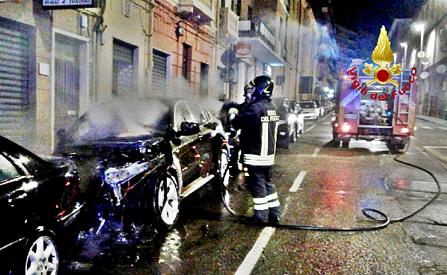 Auto in fiamme nella notte, coinvolte anche altri mezzi in sosta