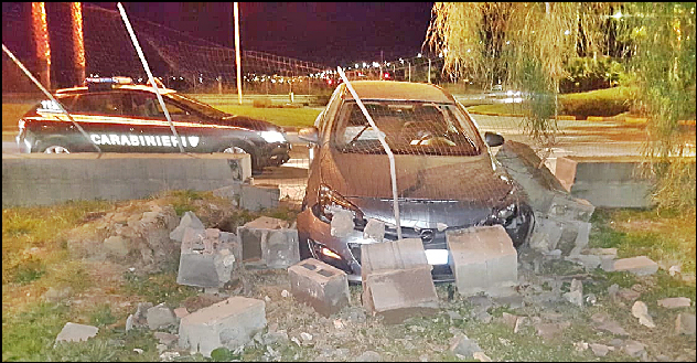 Ruba un’auto, inseguito dai Carabinieri si schianta su un muro. Pregiudicato 29enne nei guai