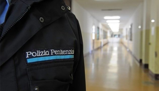 Agente di polizia penitenziaria originario della Sardegna si toglie la vita sparandosi con la pistola d'ordinanza