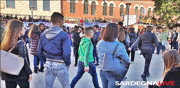 Studenti in piazza a Cagliari