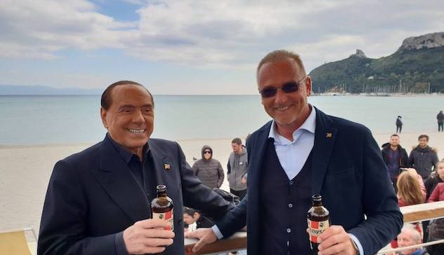 Passeggiata e birra al Poetto per Silvio Berlusconi