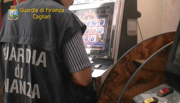 Guardia di Finanza, sequestrati 4 videopoker illegali e un cambiamonete