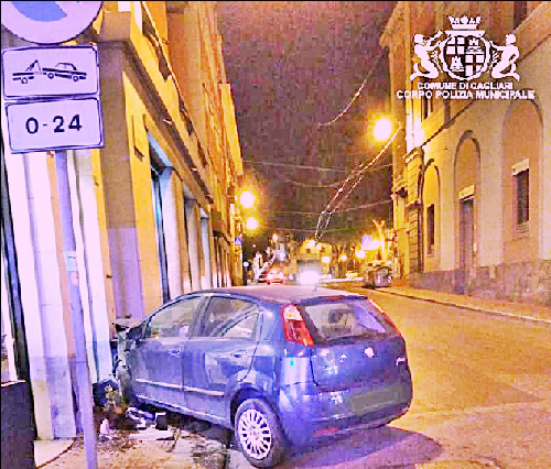 Auto ‘impazzita’ si schianta sulla vetrina di un negozio: due 80enni ferite