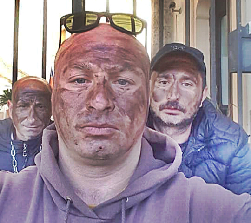 Ex operai DeVizia si pitturano il viso di nero: “Ora ci daranno i 35 euro al giorno?”