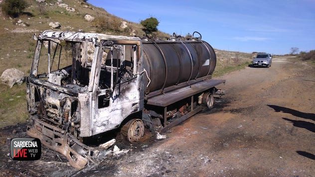 Autocisterna bruciata a Torralba. Coldiretti: “Atto criminale che indebolisce la battaglia dei pastori”
