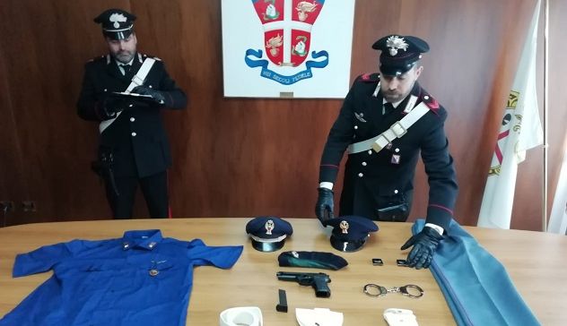 Si finge poliziotto e pubblica le foto online: denunciato dai carabinieri