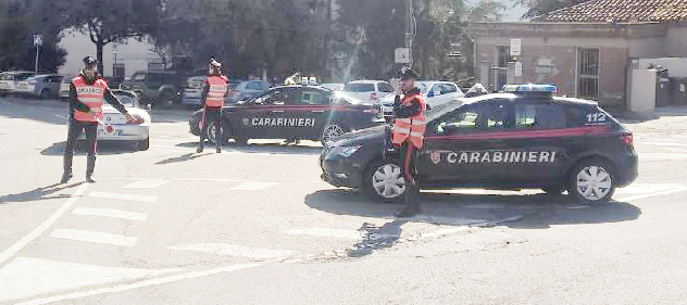 Tenta di dare fuoco all’auto di una ragazza: i Carabinieri denunciano un 28enne