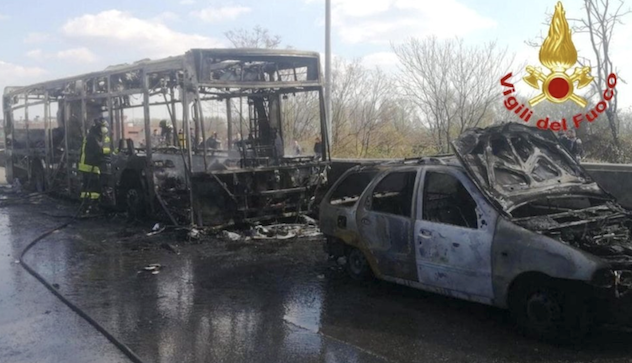 Autista dà fuoco al bus: a bordo 51 bambini
