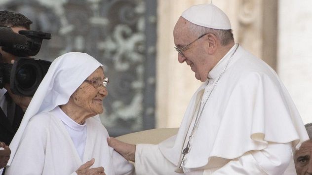 Papa Francesco omaggia una missionaria sarda: suor Maria Concetta ha fatto nascere migliaia di bambini in Africa