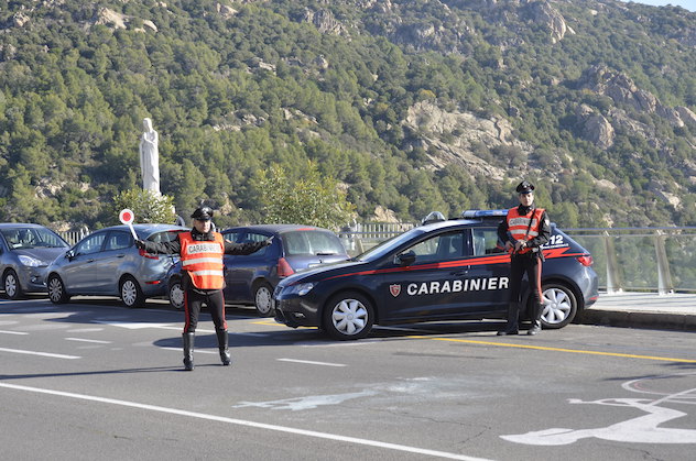 Evade dagli arresti domiciliari, ruba un’auto e danneggia la macchina dei Carabinieri: arrestato un giovane