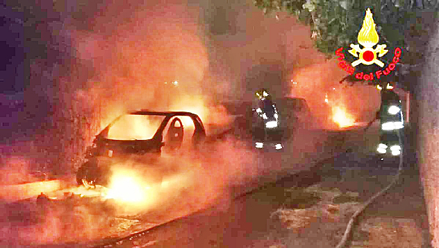Tre auto distrutte nella notte a Villa Devoto, sul posto i Vigili del Fuoco 