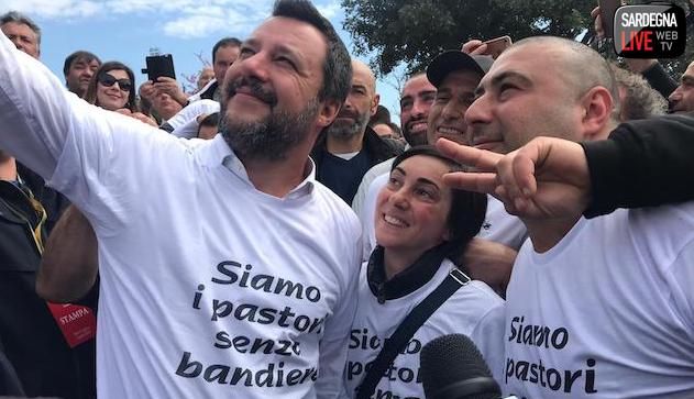 Foto notizia del giorno. Salvini a Cagliari: selfie con i pastori “senza bandiera