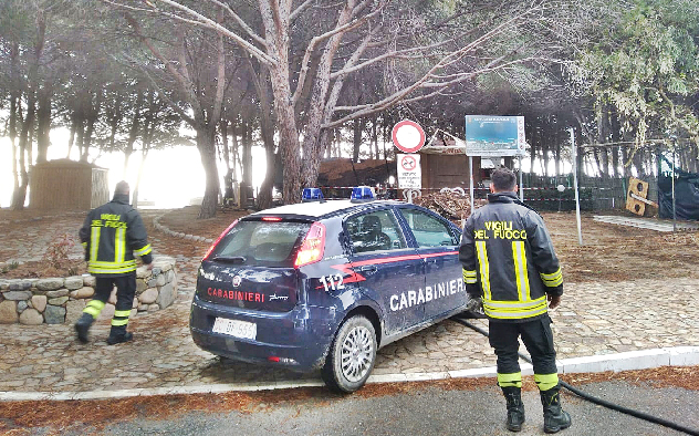 Chiosco distrutto dalle fiamme, sul posto i Carabinieri e i Vigili del Fuoco 