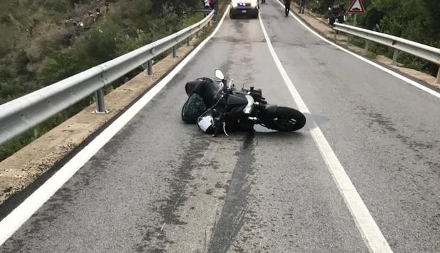 Cade in una scarpata con la moto: muore motociclista di 30 anni