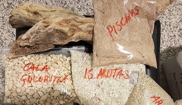 Sardegna Rubata e Depredata: turisti tentano di portarsi a casa sabbia, sassi e conchiglie
