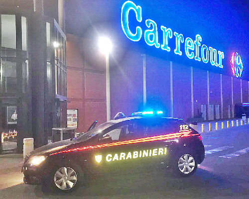 Ladruncoli bloccati al Carrefour dai vigilantes. I Carabinieri li arrestano, uno di loro aveva anche la droga