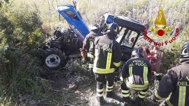 Incidente stradale fra Orgosolo e Oliena: trattore si ribalta in una scarpata, conducente soccorso dal 118