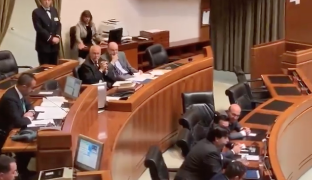 Il presidente Solinas nomina gli assessori, ma prima in Aula si scatena il caos