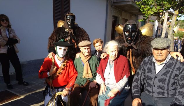 Zio Giommaria Delogu, il centenario di Padria in mezzo ai Mamuthones e Issohadores