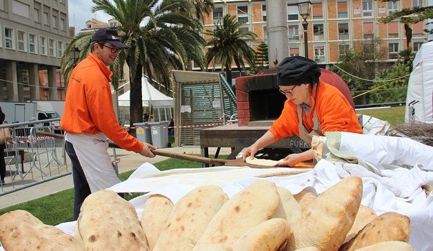 Cavalcata sarda, in Piazza Castello trionfano il pane e il filindeu