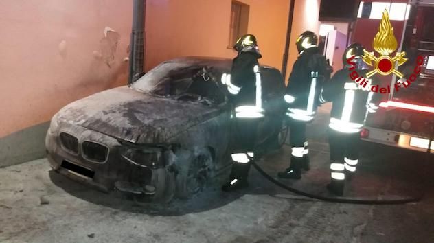 Incendiata l'auto di un carabiniere. IL VIDEO