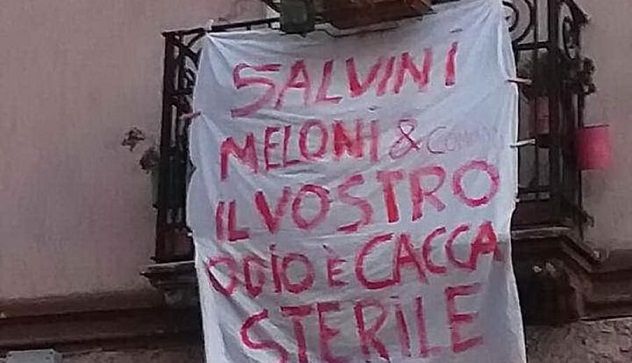 Striscione contro Salvini e Meloni: “Il vostro odio è cacca sterile”. Scatta la maxi sanzione alla coppia indagata