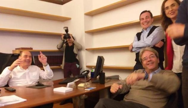 Elezioni europee. Zingaretti e Gentiloni sorridono dopo i primi exit poll