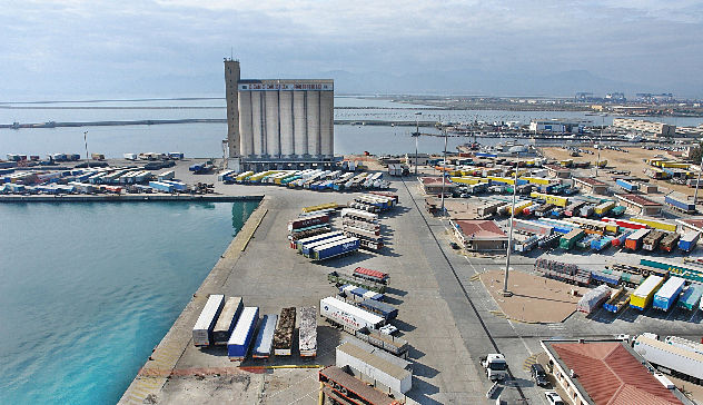 Protesta dei lavoratori portuali: lunghe code di auto alle porte di Cagliari