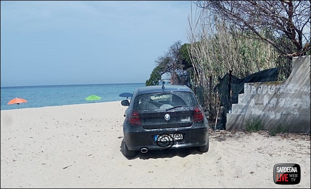 Bmw parcheggiato in spiaggia a Baccu Mandara, turista furbetto immortalato dai bagnanti