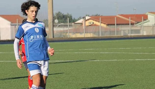 Quindicenne travolto dal treno, muore una giovane promessa del calcio in Sardegna