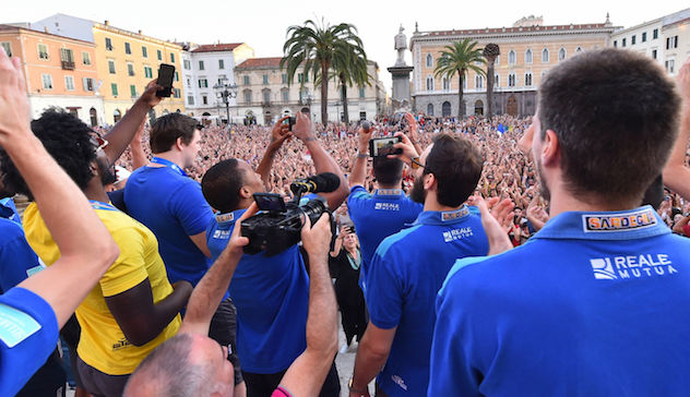 La Sardegna abbraccia la Dinamo, in cinquemila per il saluto ai Giganti