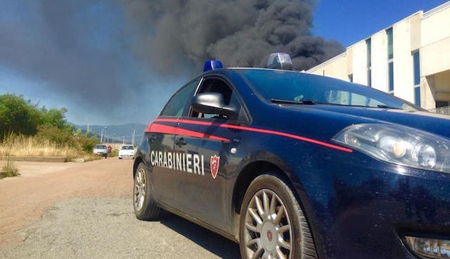 Incendio nella zona industriale di Tortolì. Il Comune: “Restare in casa e tenere chiuse le finestre”