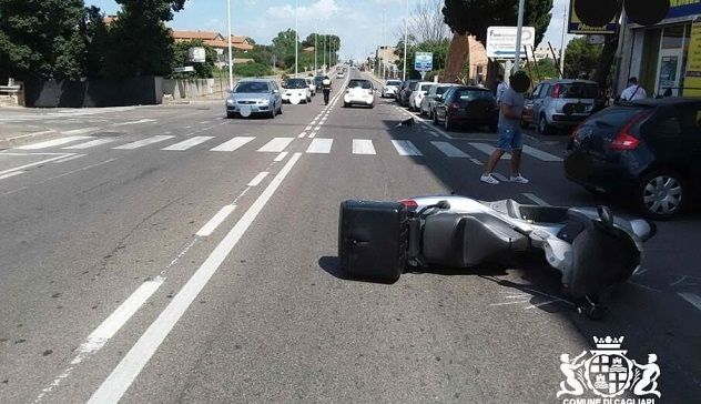 Smart contro scooter a Cagliari, un giovane in codice rosso