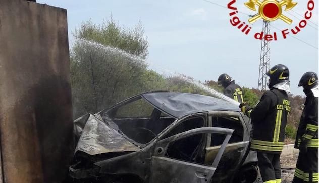 Si schianta contro il pilastro di un ponte: autista esce in tempo dall'auto avvolta dalle fiamme