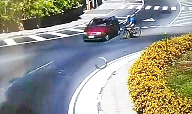 Auto travolge un ciclista e non si ferma, le telecamere del Comune incastrano il ‘furbetto’. VIDEO