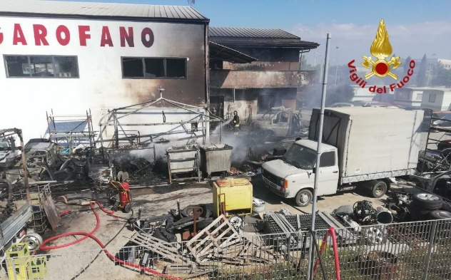 Incendio in un capannone, danni anche ai mezzi da lavoro. Sul posto i Vigili del Fuoco 