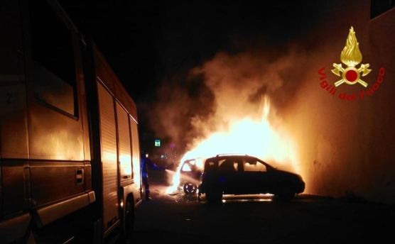 Tre auto in fiamme nella notte in via Tevere