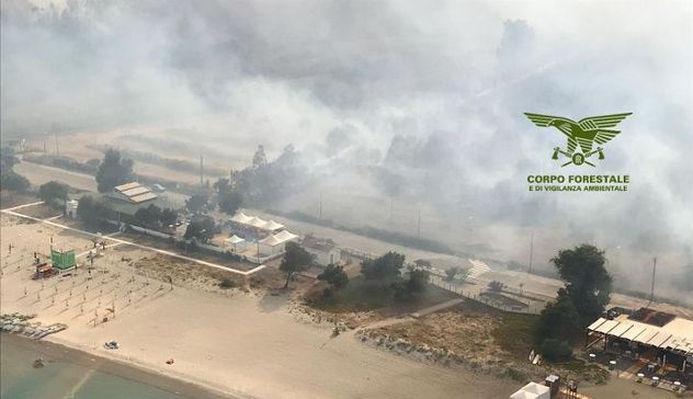 Incendi in Sardegna, mezzi aerei della Forestale in azione. Grave la situazione a Tortolì