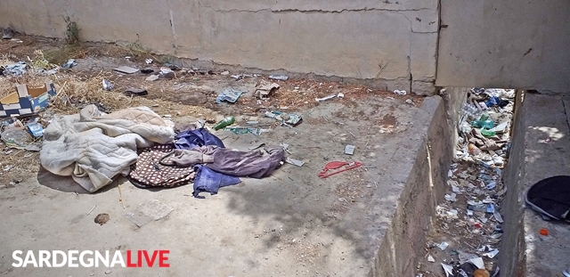 Tossici, siringhe e degrado dietro l’asilo di via Serbariu: “Quando vengono a pulire dal Comune?”. VIDEO