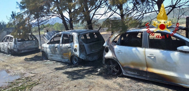 Pericoloso incendio sulle auto in sosta a Sa Arenariu, sul posto i Vigili del Fuoco 