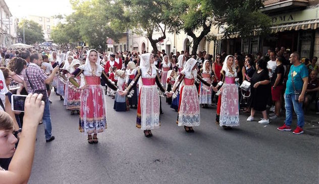 Ittiri Folk Festa, grande successo per grande parata dei 16 gruppi