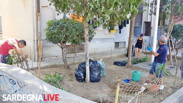 Cittadini-spazzini in via Seruci: “Dove non arrivano scope e rastrelli del Comune ci pensiamo noi”