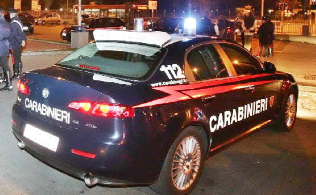 Sesso in strada, scatta la maxi multa da 20mila euro: giovane reagisce, picchia un Carabiniere e finisce in manette