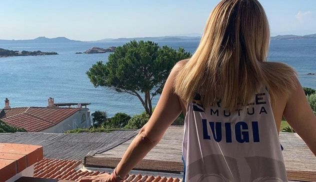 Vacanze in Sardegna per Di Maio, e la bella Virginia indossa la maglia della Dinamo col nome 
