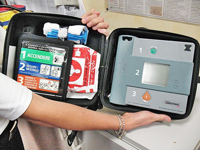 Malore in aeroporto per un 64enne, defibrillatore gli salva la vita