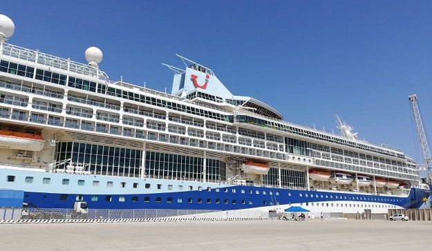 Due grandi navi da crociera in arrivo nello stesso giorno: giovedì a Porto Torres 3mila 500 turisti